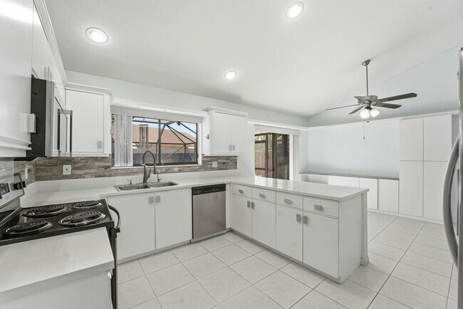 Building Photo - 9284 Laurel Green Dr