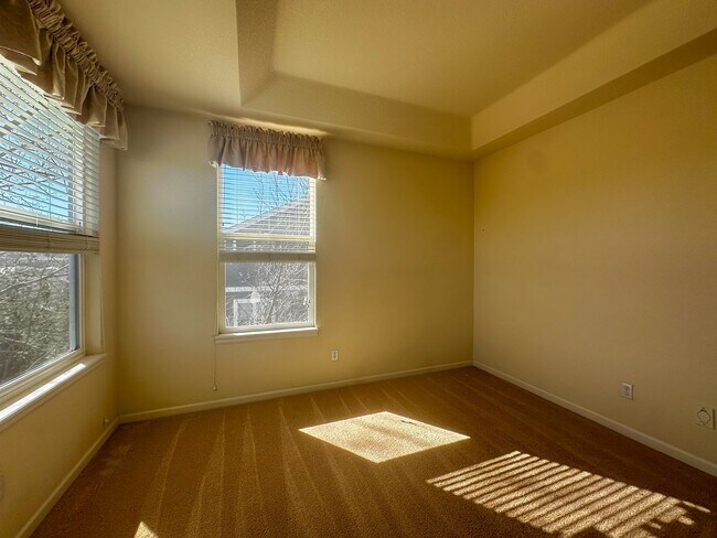 Building Photo - Luxurious Castle Pine living awaits!