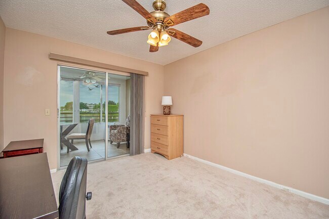 Building Photo - 2030 Ainslie Dr