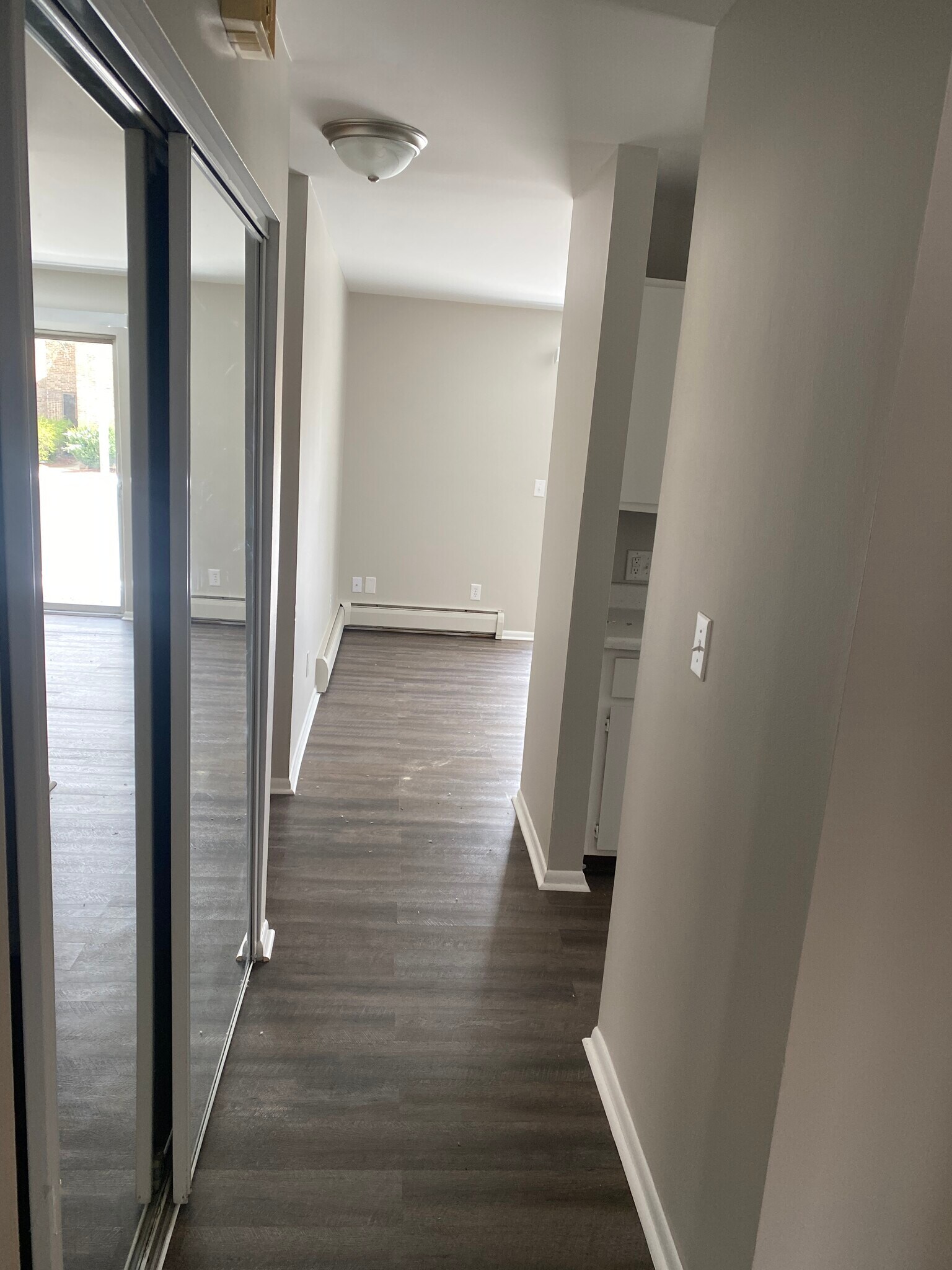 Building Photo - 229 Collingwood Dr