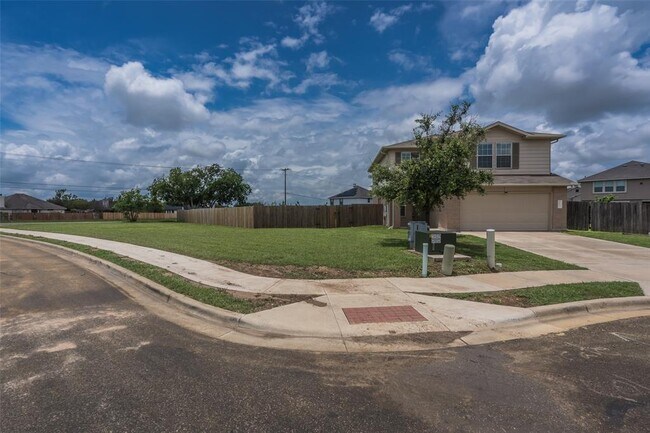 Building Photo - 1013 Ranchero Rd