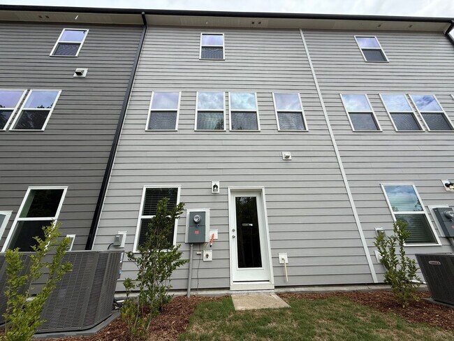 Building Photo - Stunning Newly Built 3BD, 3.5BA Fuquay Varina Townhome Near Shopping and Dining