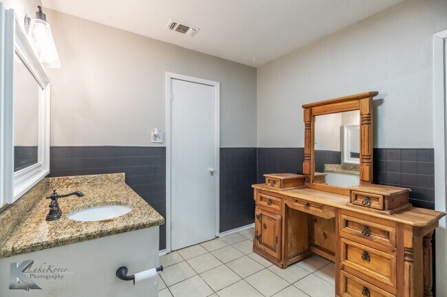 Building Photo - XL HOME!  3 bed, 1 bath, LOTS OF ROOM!