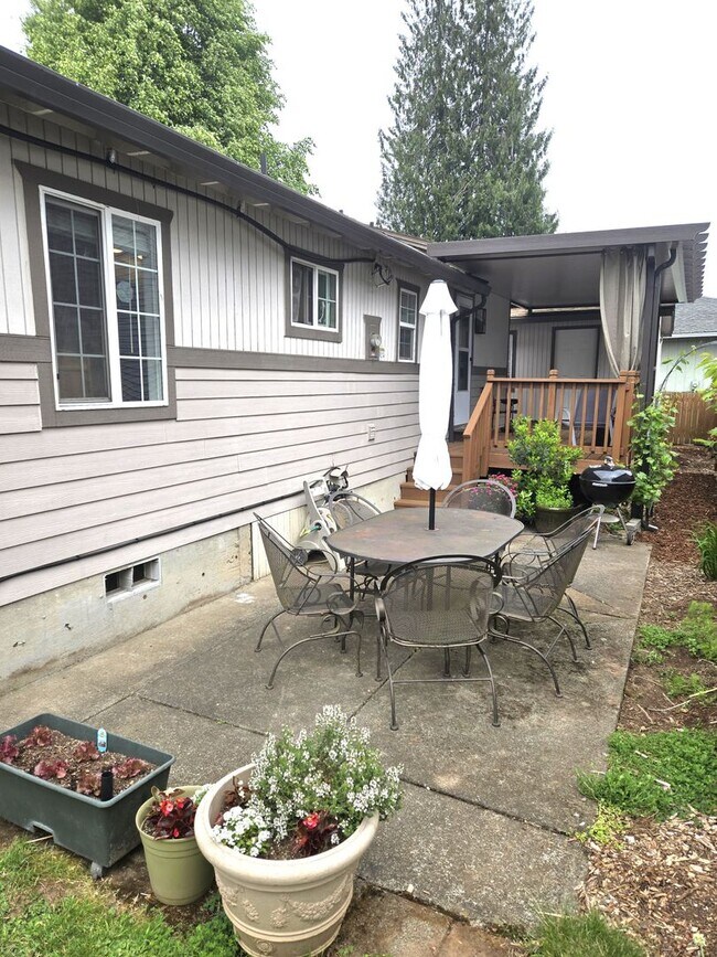 Building Photo - Great Location! Welcome Gardners! Tons of nice amenities ! * Landscape Service is Included *