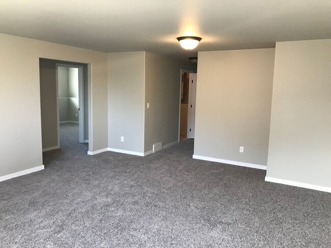 Building Photo - 4 Bed 2 Bath Single Family Home