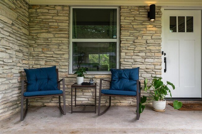 Building Photo - 11807 Oakwood Dr