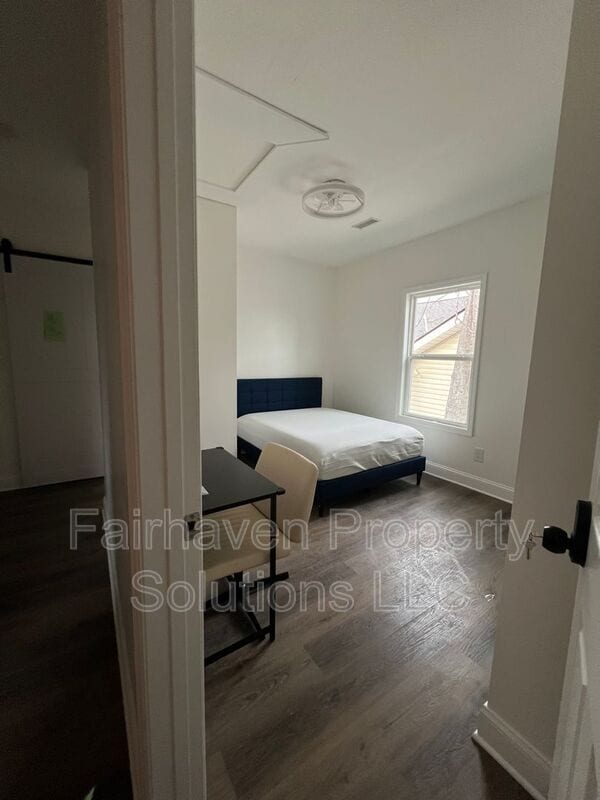 Building Photo - 2827 E 5th Ave