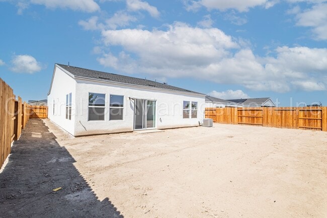 Building Photo - 4 Bedroom, 2 Bath Home with Solar in the S...