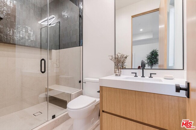 Building Photo - 5064 Encino Ave