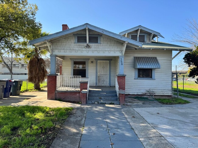 Building Photo - 4 Bedroom Home in Downtown Fresno