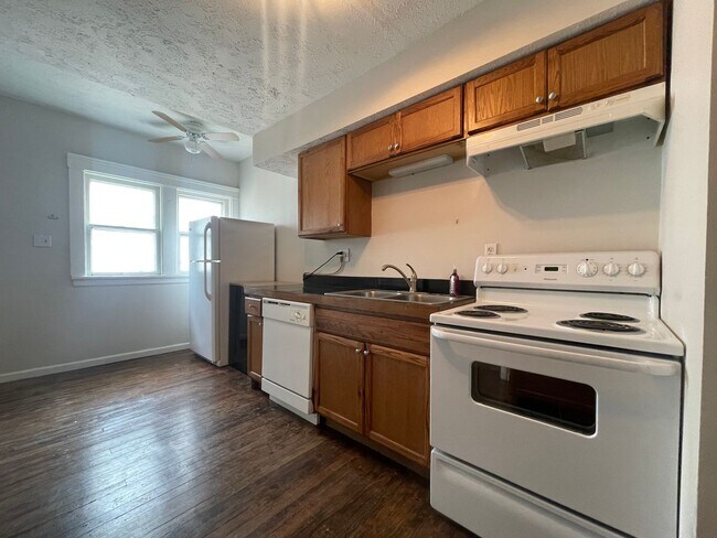 Building Photo - 1725 Compton Rd