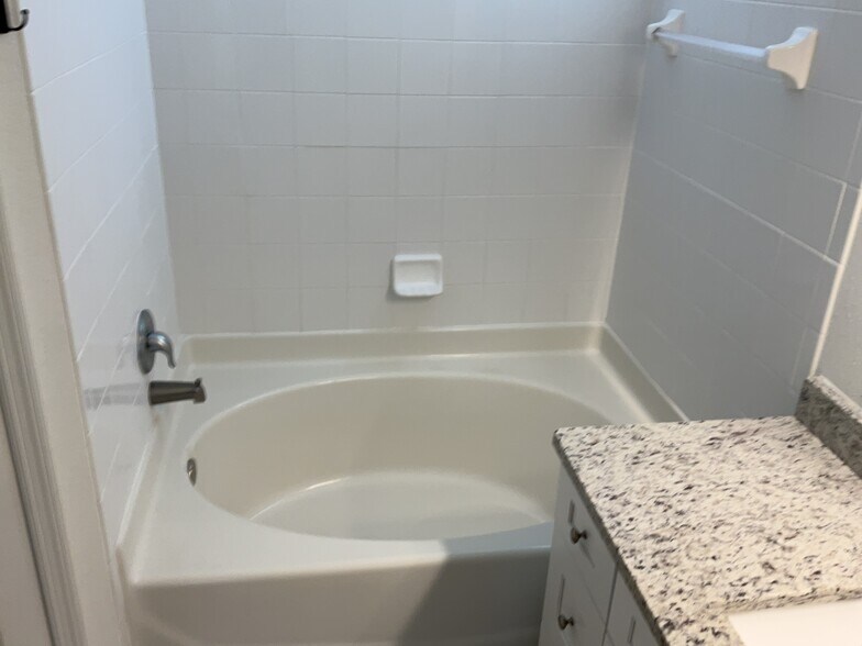 Building Photo - 5607 Tanagerlake Rd