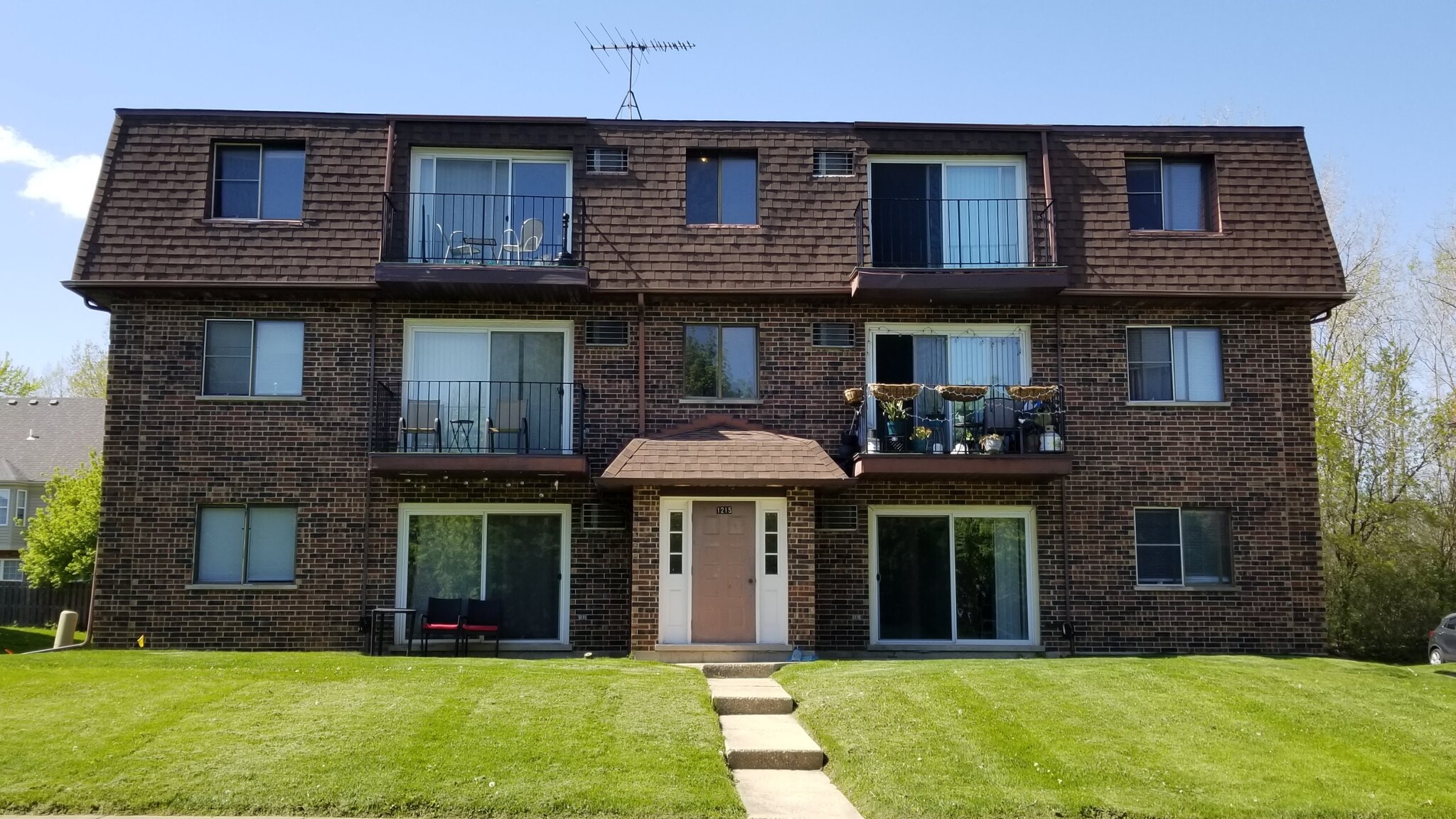 Building Photo - 1215 Whispering Hills Ct