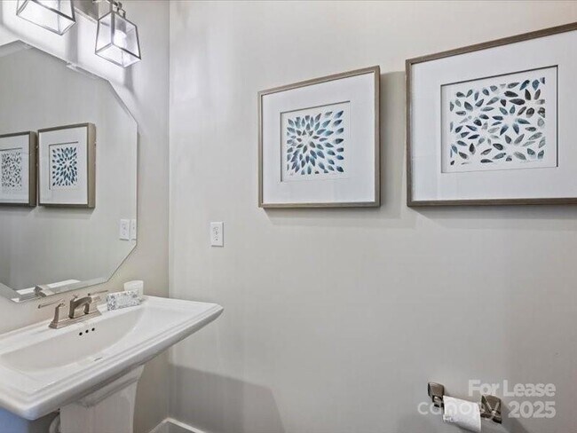 Building Photo - 1615 Chatham Ave