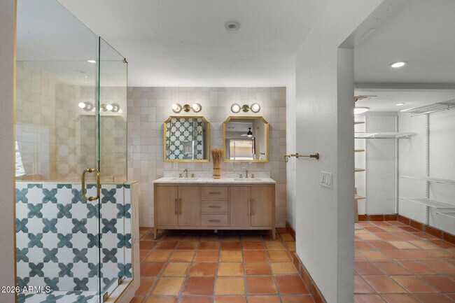 Building Photo - 5449 E Larkspur Dr