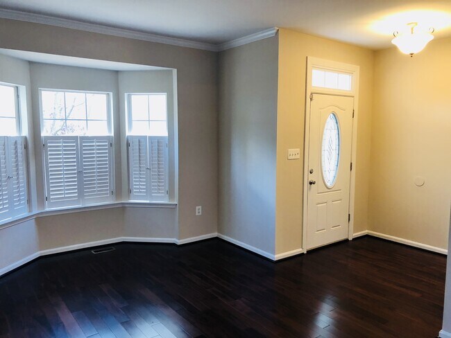 Building Photo - Available NOW!! HOME IN PARK RIDGE