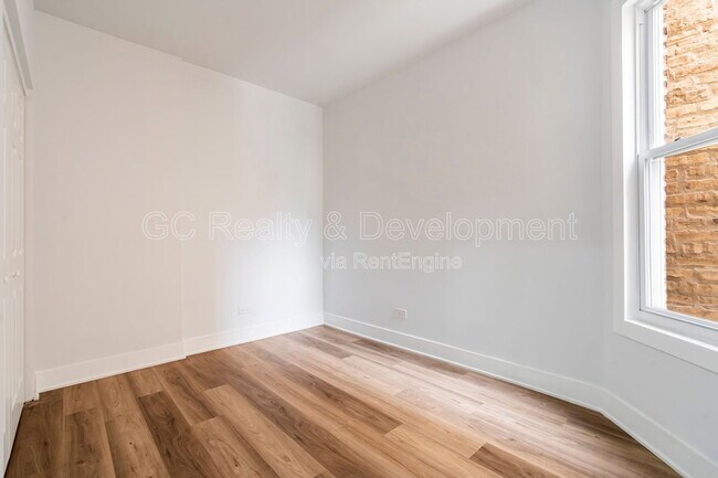 Building Photo - 3744 N Wilton Ave