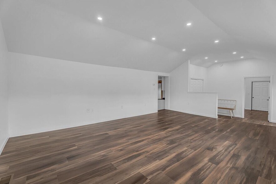 Building Photo - 297 Elm St
