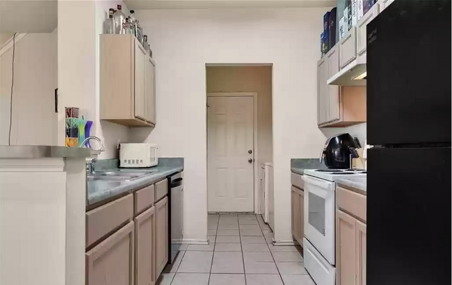 Kitchen and garage door - 876 Sagewood Trl