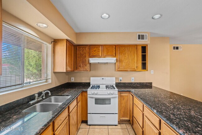 Building Photo - 2534 E Randall Dr