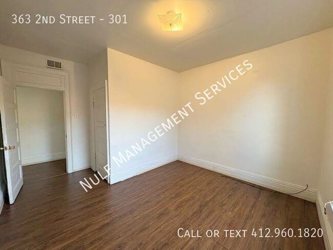 Building Photo - Eligible for Section 8: 3 Bed, 1 Bath Apar...