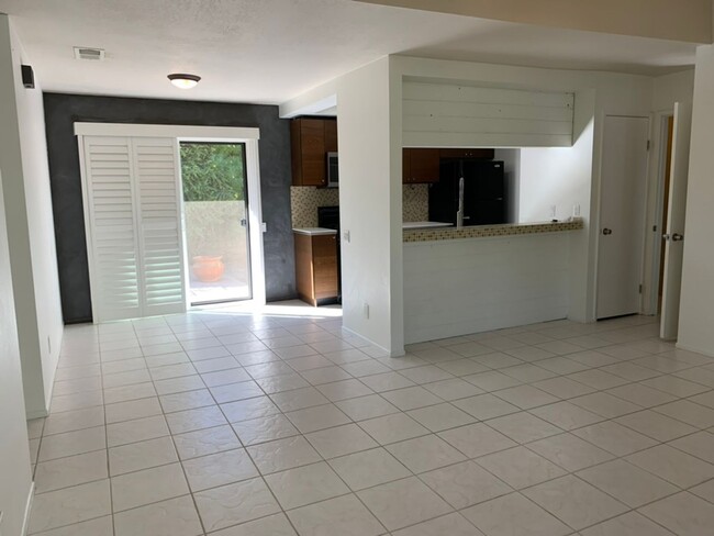 Building Photo - Two Bedroom Single Level Condo!