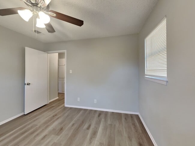 Building Photo - Charming 3-Bed, 2-Bath Home in Burleson with Garage Parking