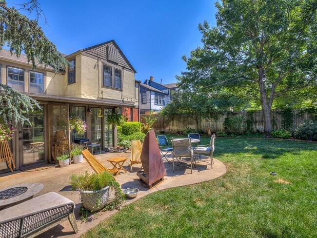 Building Photo - Beautiful 3bedroom/2 bathroom/1 Car Garage...