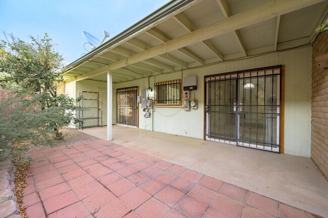 Building Photo - 510 W Cll Lago