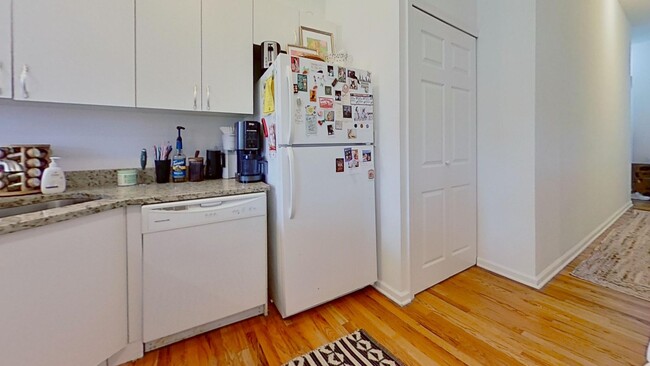 Building Photo - Top Floor East Lakeview 2 Bed/2 Bath