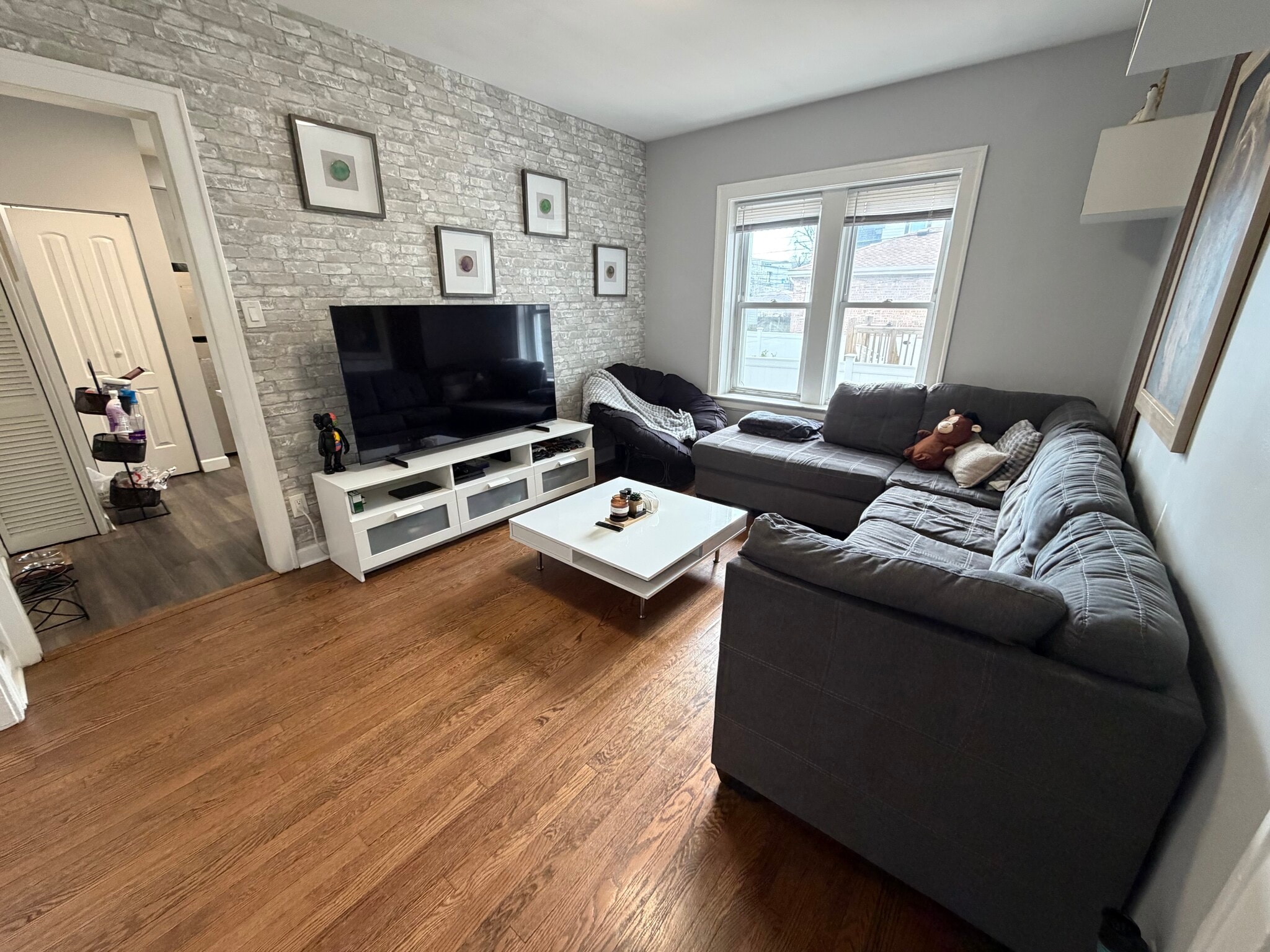 Building Photo - 3219 W Balmoral Ave