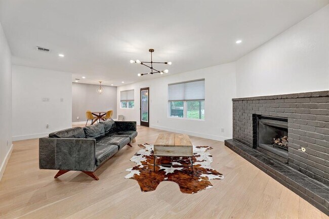 Building Photo - 1743 Cricket Hollow Dr