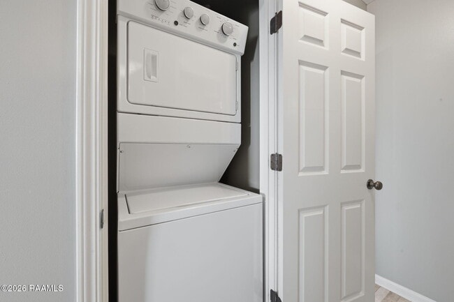 Building Photo - 1422 Southport Blvd