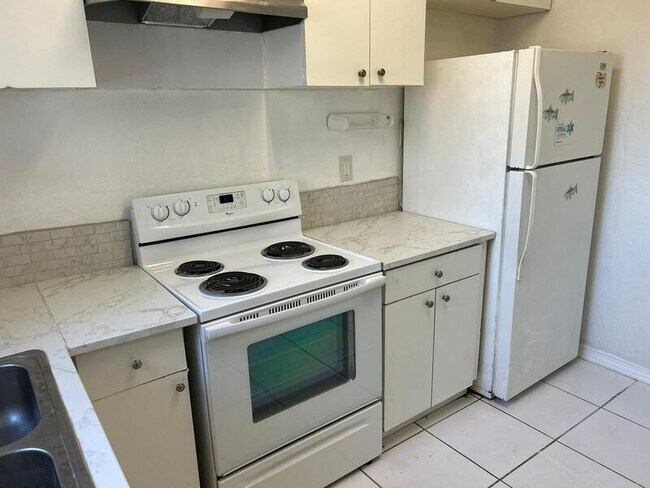 Building Photo - 4246 Minoso St