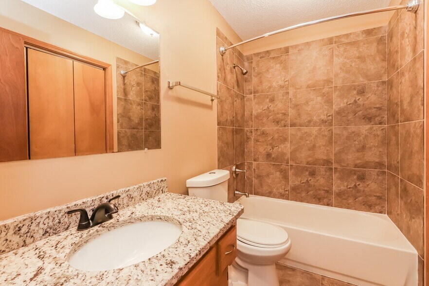 Building Photo - 1711 Roberta Dr