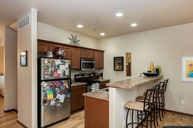 Building Photo - Luxury Iowa City townhouse close to UIHC and Kinnick