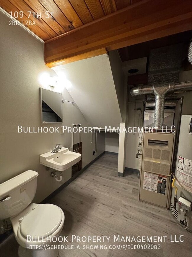 Building Photo - 109 7th St