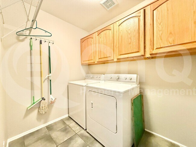 Building Photo - 1523 E Black Diamond Dr