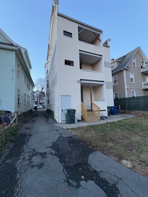 Building Photo - 315-317 Maplewood Ave