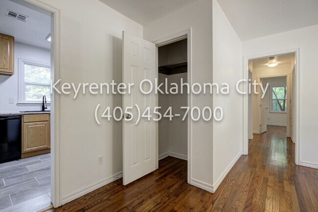 Building Photo - 1520 Rowena Ln
