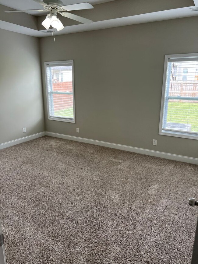 Building Photo - Spacious 4 Bedroom Home in Sango