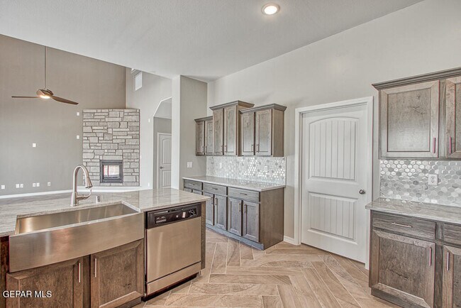 Building Photo - 14945 Tierra Haven Ave
