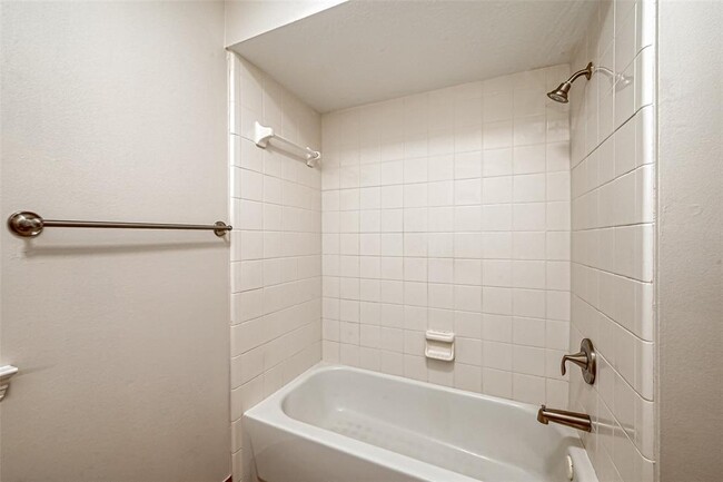 Building Photo - 18 Turtle Creek Manor