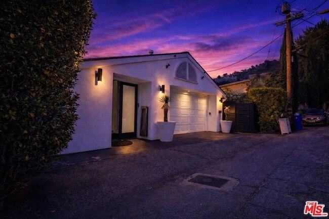 Building Photo - 8810 Hollywood Blvd