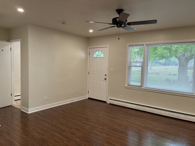 Building Photo - 209 W Maple Ave