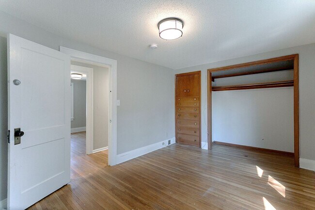 Building Photo - Updated 5 bedroom 2 bath single family house