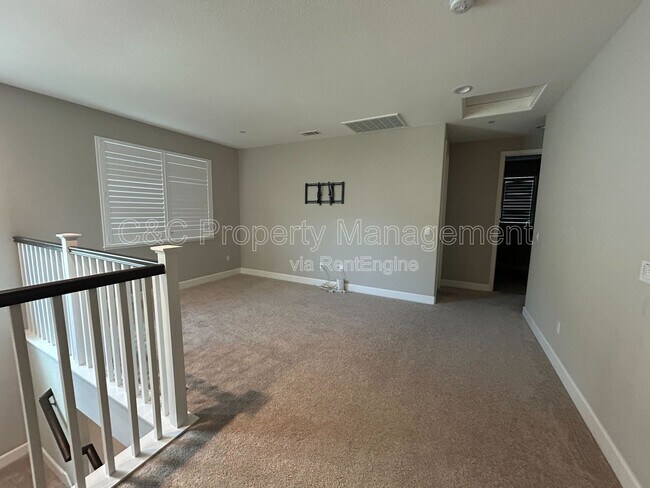 Building Photo - 5243 Comfrey St