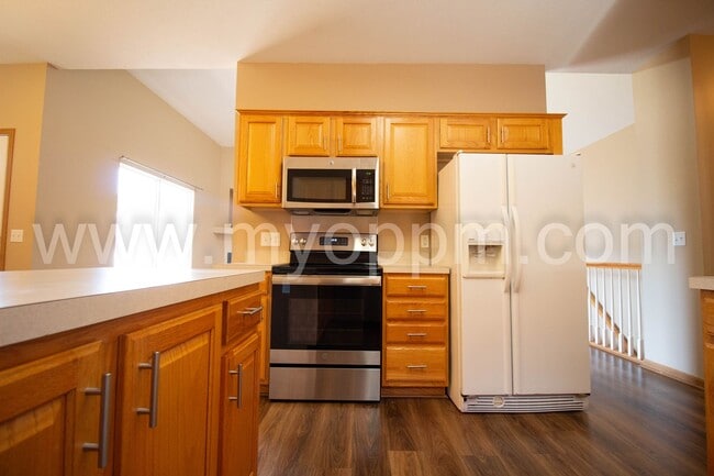 Building Photo - spacious 4-bedroom, 3-bathroom
