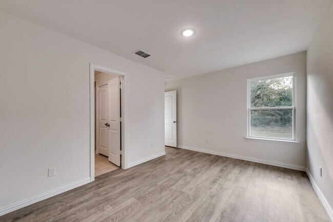 Building Photo - 712 W 19th St
