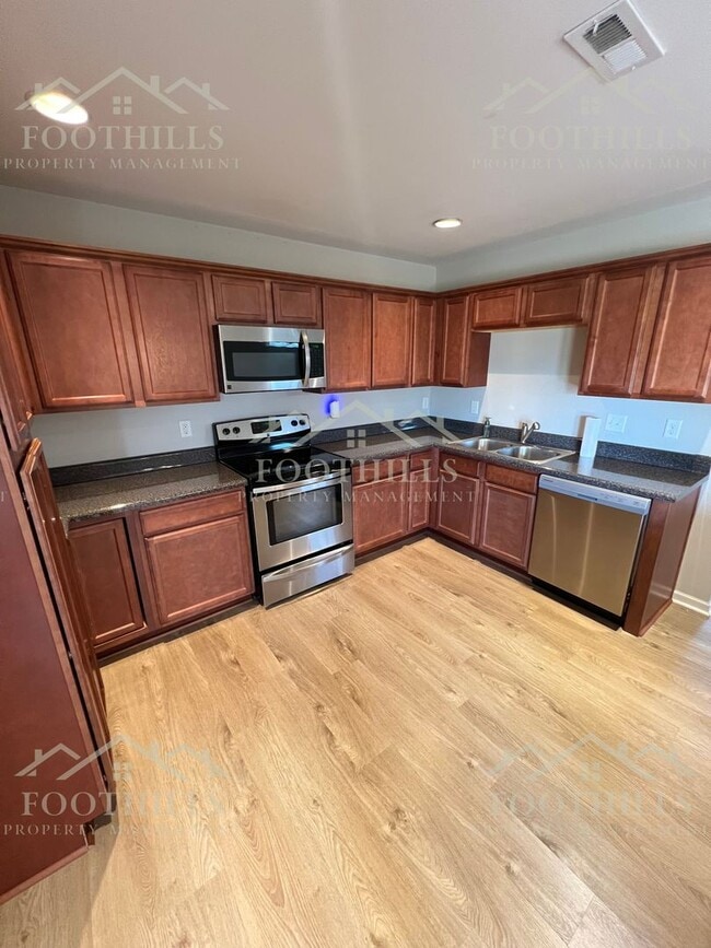Building Photo - Your Next 3BR Home Awaits – Pets Welcome!